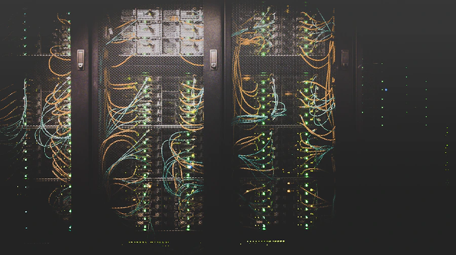 Centro de dados com fileiras de servidores e iluminação fria